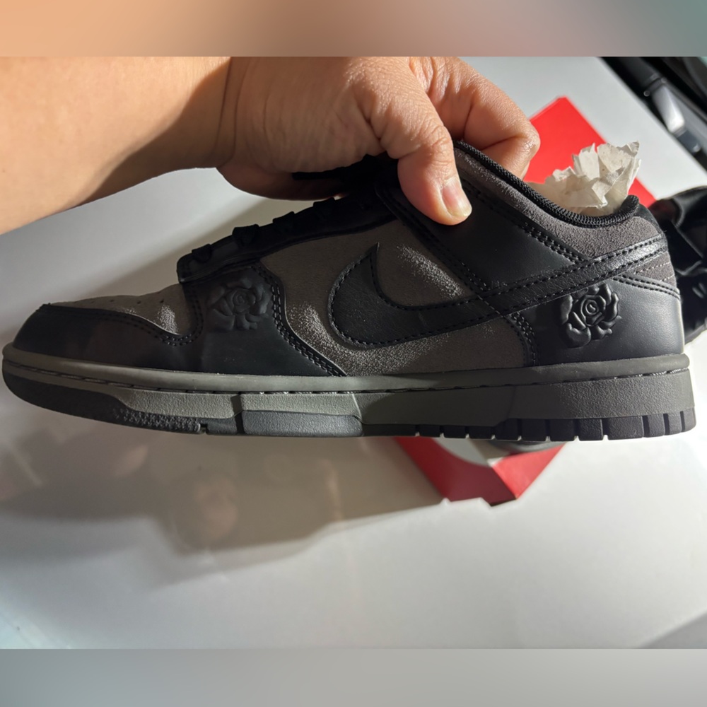 Nike Women's low dunks with roses
